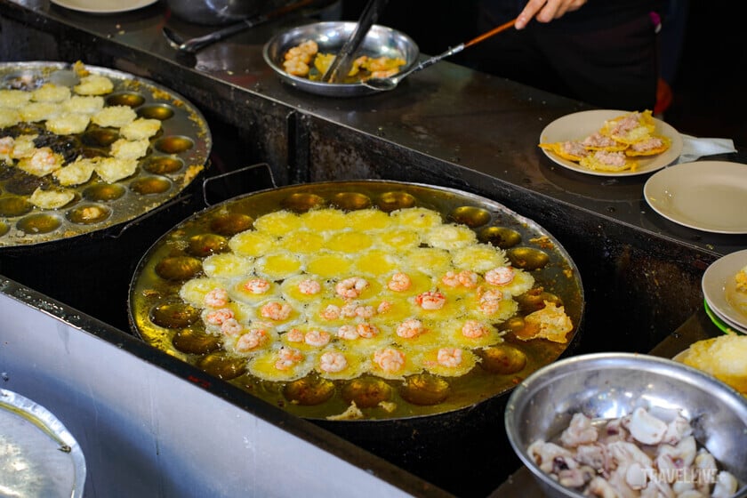 Chảo bánh khọt tại quán Cây Sung gần như nổi lửa cả ngày vì lượng khách ra vào thường xuyên