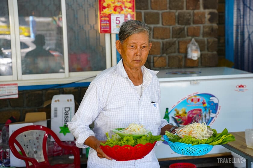 Các loại rau ăn kèm được mang ra phục vụ trước