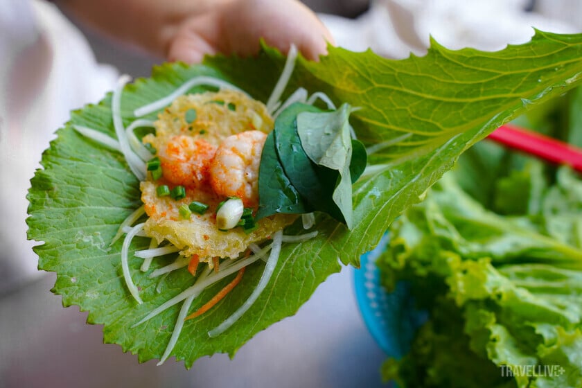 Nhiều người lựa chọn thưởng thức bánh khọt bằng cách cuốn với cải xanh hoặc xà lách kèm các loại rau thơm rồi chấm mắm ớt