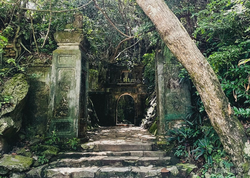 Lối vào động Huyền Không