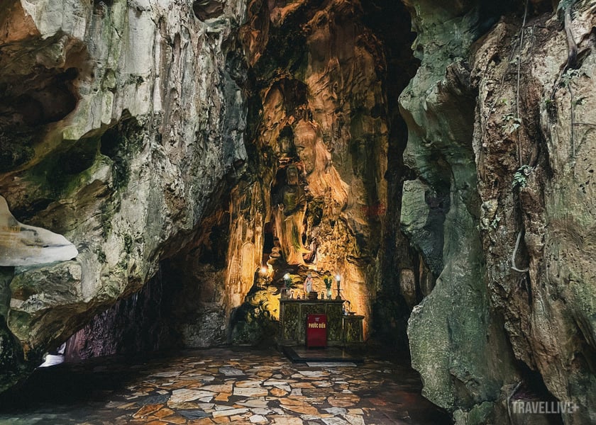 Lối vào động Huyền Không