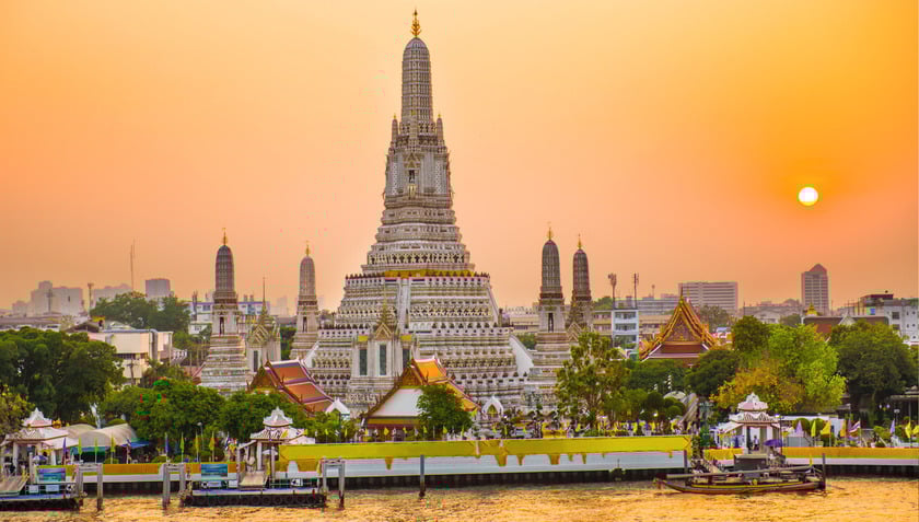 Đứng ở đây, bạn sẽ cảm nhận rõ rệt sự chuyển giao của nhịp sống – từ vội vã sang dịu dàng, từ hiện đại sang cổ tích