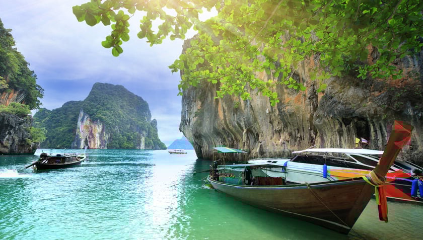 Trong khi đó, Krabi lại phù hợp với du khách yêu thích phiêu lưu với các hoạt động: chèo kayak xuyên rừng ngập mặn