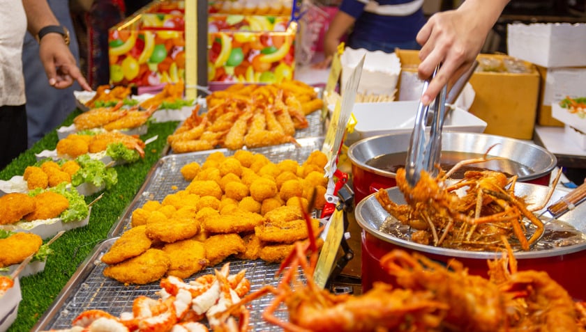 Một ngày hè ở Thái Lan sẽ chưa trọn vẹn nếu bạn bỏ qua ẩm thực đường phố, nơi lưu giữ linh hồn ẩm thực xứ Chùa Vàng