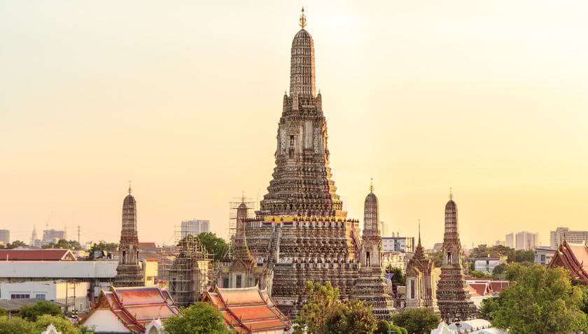 Giữa cái náo nhiệt đặc trưng của Bangkok, có một thời khắc khiến mọi người chậm lại: hoàng hôn buông xuống bên bờ sông Chao Phraya, chiếu rọi lên ngọn tháp cổ kính Wat Arun