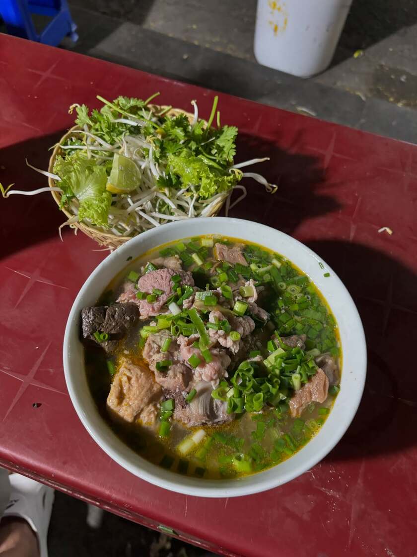 Món bún bò tại đây được nhiều thực khách đánh giá là ngon, vừa miệng và chuẩn vị