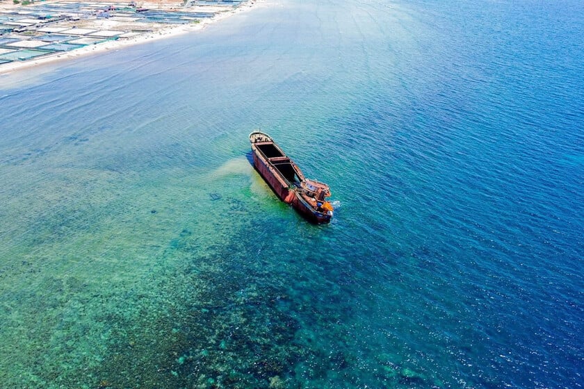 Sau tai nạn hàng hải, con tàu nằm bơ vở giữa biển trời, trở thành toạ độ check in thu hút du khách