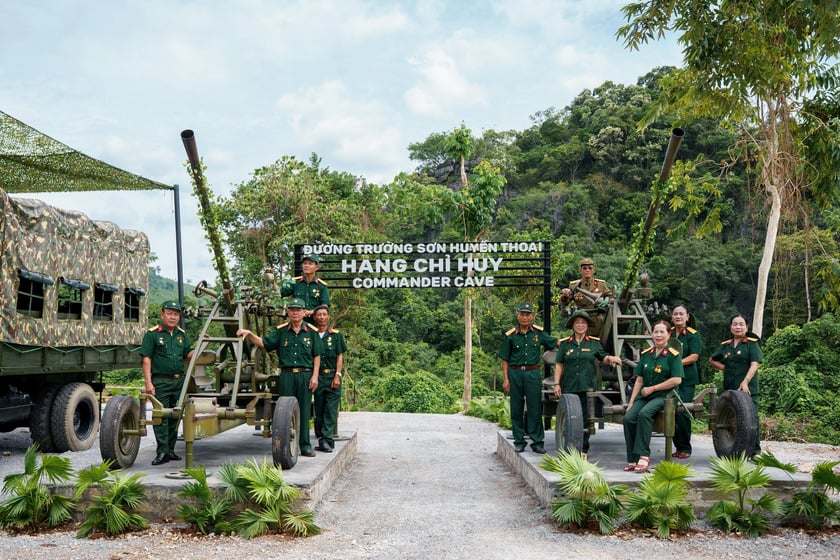 Cổng vào khu du lịch sử dụng mô hình 2 khẩu pháo