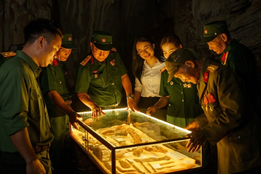 Các cựu chiến binh thích thú khi nhìn thấy lại những đồ vật năm xưa