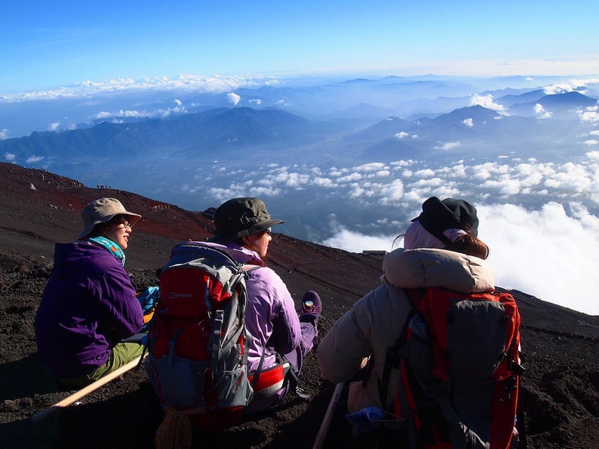 Năm nay, chính quyền tỉnh Yamanashi giới hạn tối đa mỗi ngày 4.000 người được đi bộ trên đường mòn Yoshida, đồng thời tăng gấp đôi phí vào cửa lên 4.000 yen (28 USD)