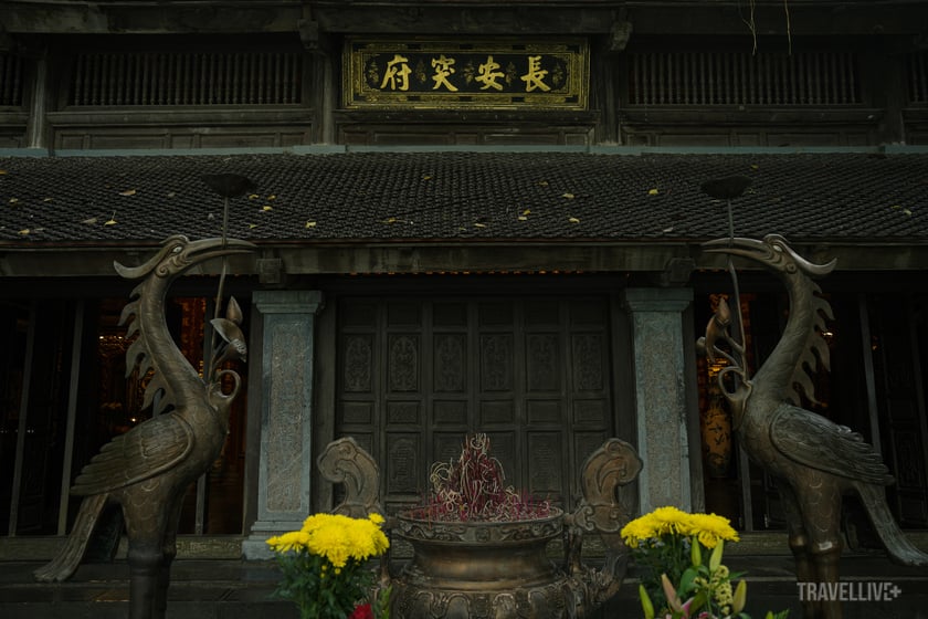 Bát hương ngoài trung thiên thờ cộng đồng các tướng sĩ nhà Đinh