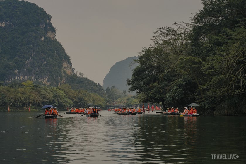 Du thuyền Tràng An là trải nghiệm được nhiều du khách trong nước và quốc tế yêu thích khi đến mảnh đất cố đô lịch sử