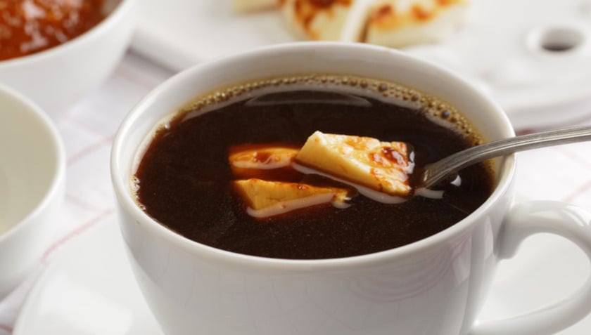 Theo trang Oddity Central (Anh), món đồ uống lạ này có tên là Kaffeost – một sự kết hợp độc đáo giữa cà phê nóng và leipäjuusto – loại phô mai truyền thống còn được gọi là “phô mai bánh mì”