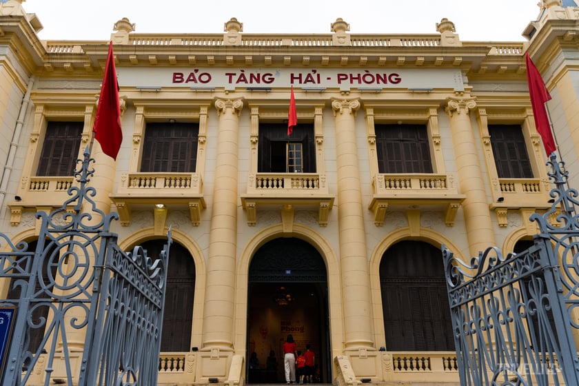 Nằm ở trung tâm thành phố, Bảo tàng Hải Phòng là điểm tham quan lịch sử, văn hoá thuận tiện cho du khách ghé thăm
