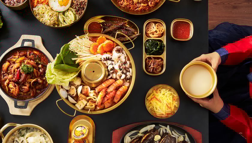 Mâm cơm Hàn luôn nổi bật với những món ăn kèm đầy ắp