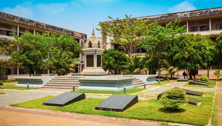 Tọa lạc tại phường Boeung Keng Kang 2, quận Boeung Keng Kang ở thủ đô Phnom Penh, đây là trung tâm giam giữ, thẩm vấn và tra tấn tàn bạo dưới chế độ Kampuchea dân chủ cầm quyền ở Campuchia từ năm 1975-1979