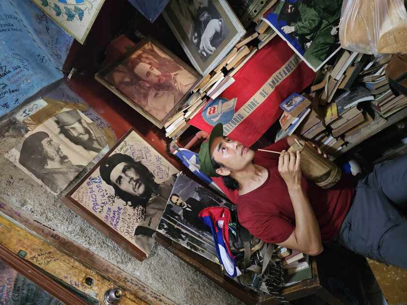 Thưởng thức đồ uống tại một quán cà phê ở Cuba