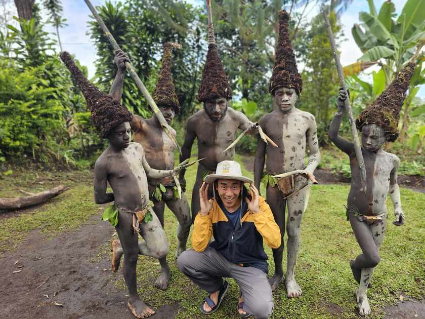 Trong hành trình, anh có dịp gặp gỡ bộ lạc ít người biết tại Papua New Guinea, một quốc đảo nằm ở phía tây nam Thái Bình Dương
