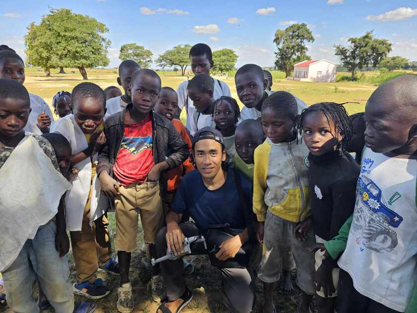 Noah Nguyễn chụp ảnh cùng các em bé Angola