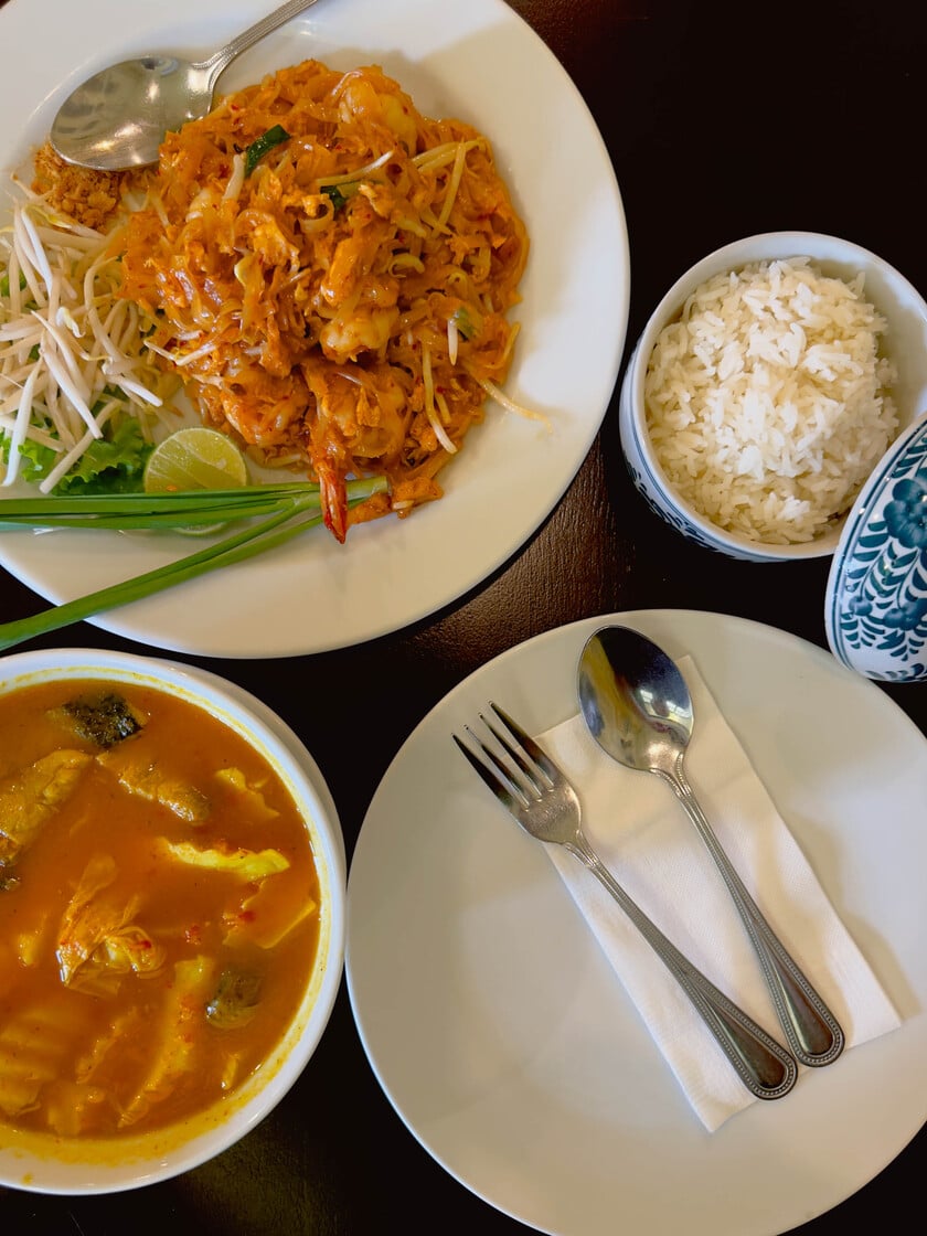Món Pad Thai tôm và canh cá chua cay Phan gọi thưởng thức tại nhà hàng