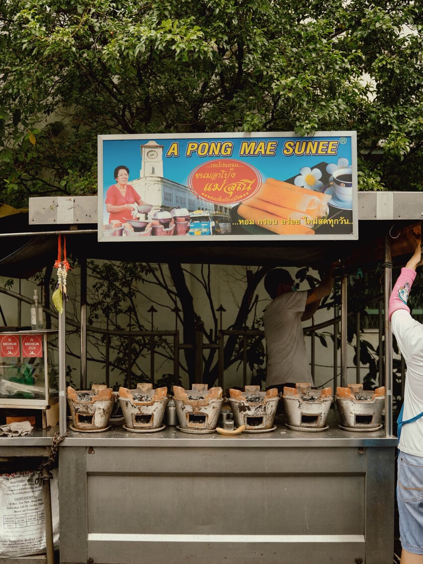 A Pong Mae Sunee, một chiếc xe đẩy gỗ nằm khiêm tốn trên đường Yaowarat