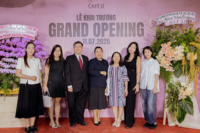 Quan khách và báo chí dự lễ khai trương
