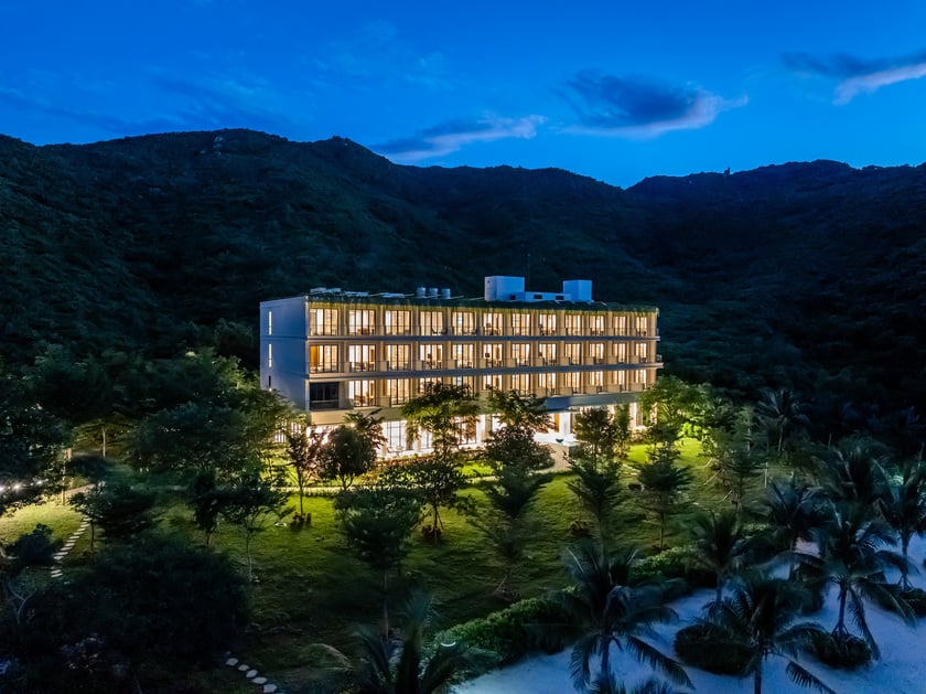 Từ Vias Resort, du khách có thể phóng tầm mắt chiêm ngưỡng cảnh quan núi rừng hùng vĩ, với những ngọn đồi xanh mướt trải dài tít tắp, ôm trọn lấy không gian biển cả bao la của Vịnh Vân Phong