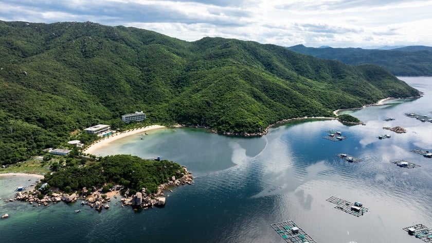 Vịnh Vân Phong có khí hậu ôn hòa, thiên nhiên tươi đẹp, không gian riêng tư tuyệt đối. Ảnh: Vias Hospitality