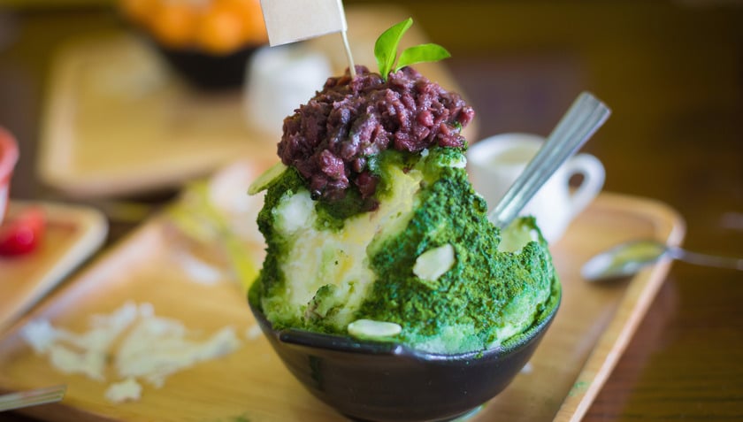 Bingsu (빙수) là món tráng miệng vô cùng quen thuộc và phổ biến tại Hàn Quốc. Món ăn này được đặc biệt ưa chuộng và yêu thích nhất vào mùa hè khi khí hậu tại đây trở nên nóng ẩm hơn bao giờ hết
