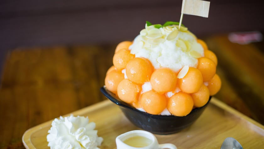 Một bát Bingsu thường bao gồm đá bào, sữa, kem và các nguyên liệu khác như trái cây, kẹo… Ngày ra lại càng cải biến thêm nhiều loại Bingsu khác nhau
