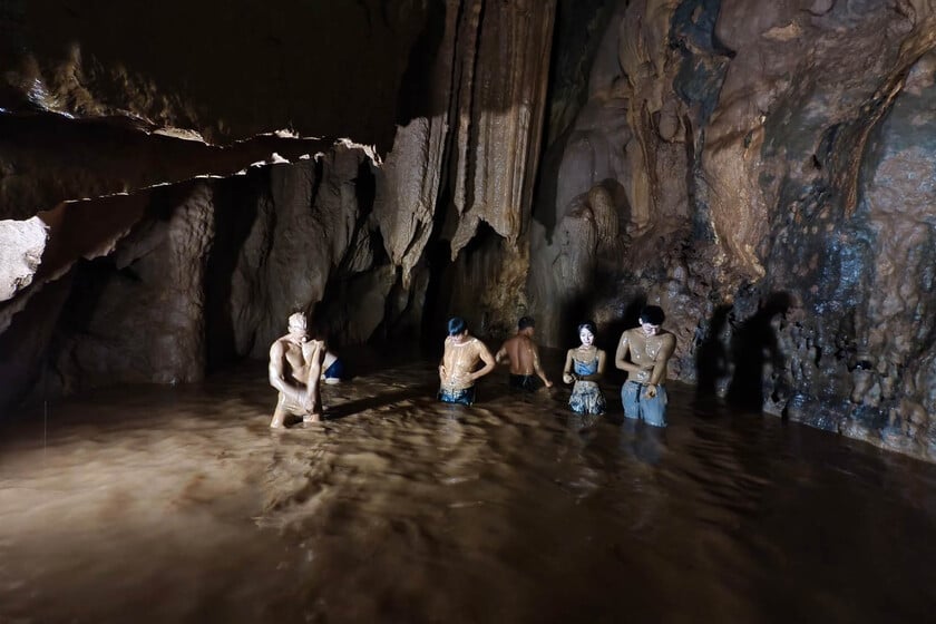 Hồ bùn khoáng thiên nhiên trong lòng hang Tối