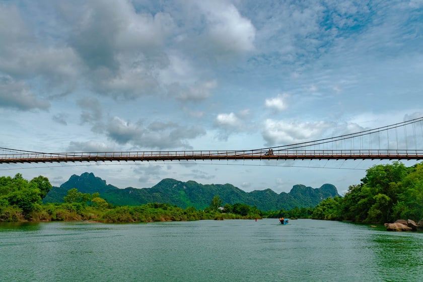 Sông Chày với màu nước xanh như ngọc bích soi bóng mây trời