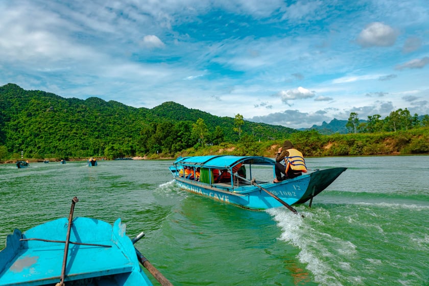 Nhiếp Anh Cung ngồi thuyền xuôi dòng sông Chày khám phá vẻ đẹp thiên nhiên của vùng lõi VQG Phong Nha - Kẻ Bàng