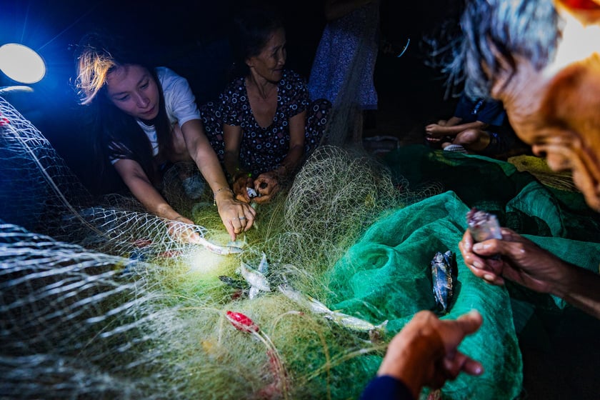 Anh Nhật gỡ lưới đánh cá vào sáng sớm cùng cô chú chủ homestay