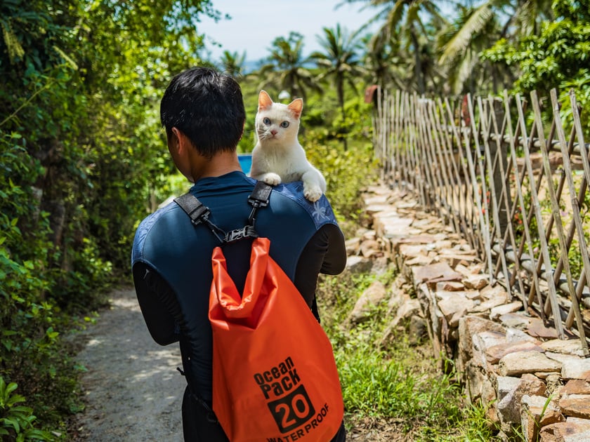 Lưu trú tại đây, anh Nhật thường ra ngoài đi dạo để quan sát ngôi làng cũng như cuộc sống người dân