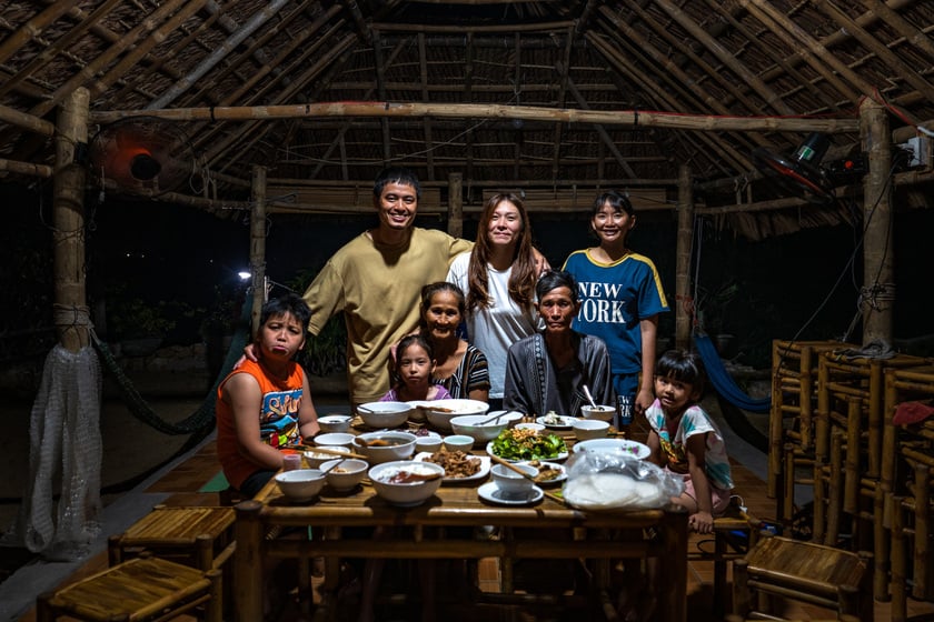 Gia đình anh Nhật chụp ảnh kỷ niệm cùng cô Đi, chú Binh - chủ homestay
