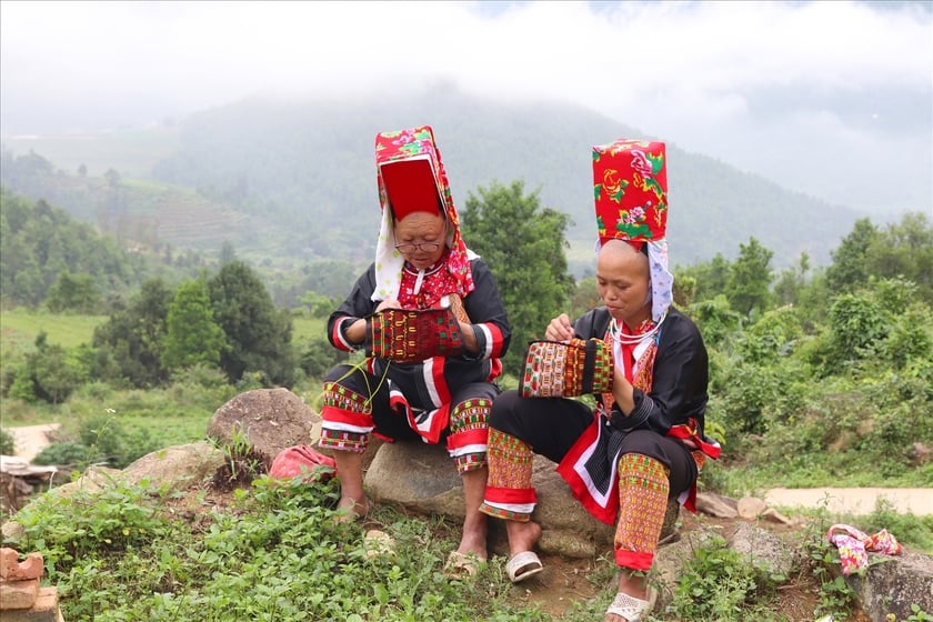 Phụ nữ dân tộc Dao Thanh Y bên sườn núi Bình Liêu