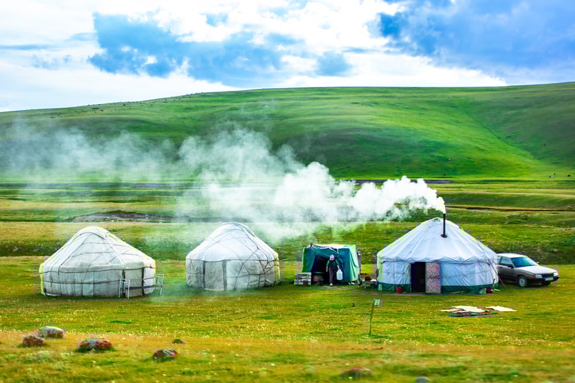 Những căn lều yurt trắng