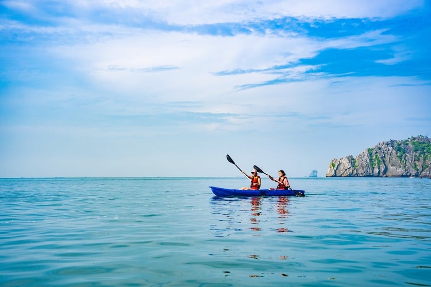 Du khách có thể kết hợp hoạt động chèo kayak và tắm biển trên bãi Cát Cò 2