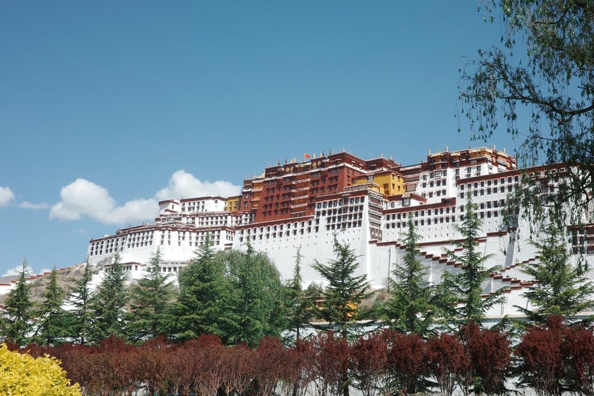Tibet (Tây Tạng) là một khu vực cao nguyên tại Trung Quốc, Ấn Độ, Bhutan, Nepal, và Pakistan tại châu Á, ở phía đông bắc của dãy Himalaya.