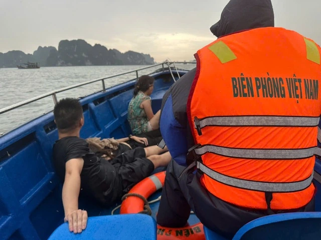 Lực lượng biên phòng đưa nạn nhân về bờ
