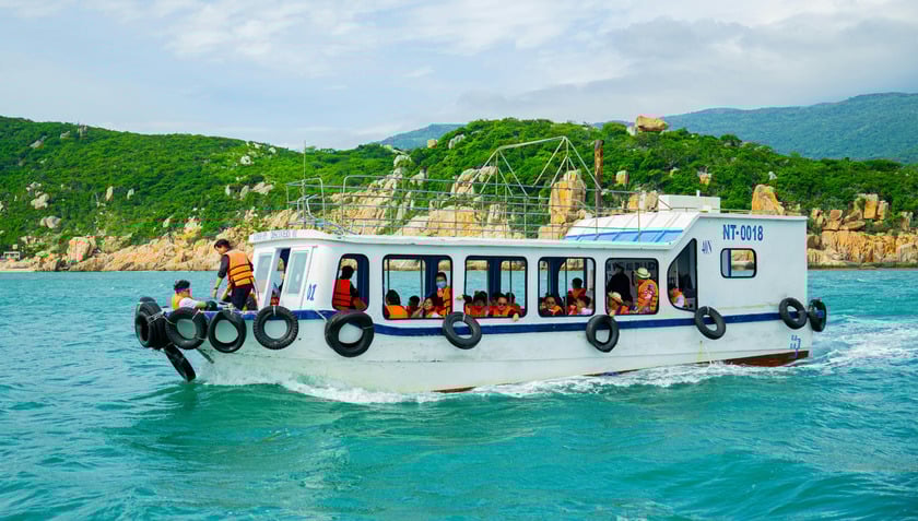 Nếu lênh đênh trên biển, bạn phải bình tĩnh xác định được hướng đất liền, tìm cách phát ra tín hiệu cầu cứu nếu thấy phương tiện nào đi qua