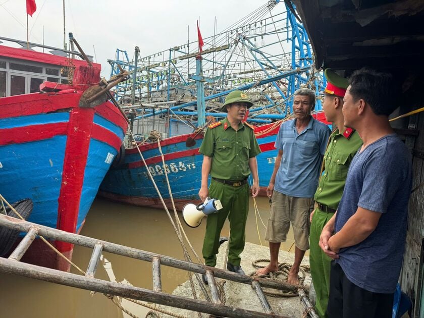 Tại Thanh Hoá, từ sớm các lực lượng chức năng đã hỗ trợ người dân vào đất liền, thông báo cấm biển để đảm bảo an toàn