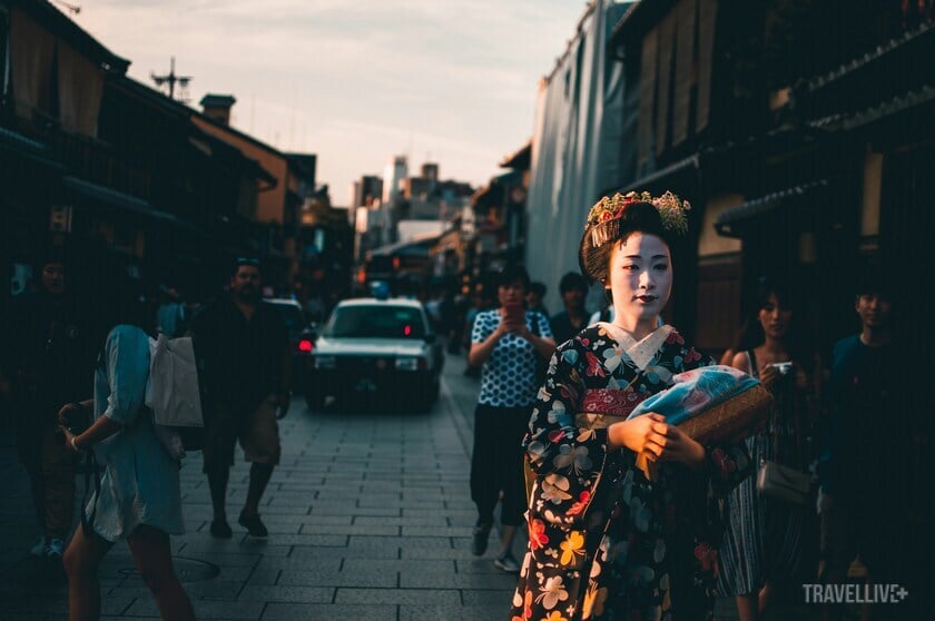 Những nàng Geisha và một Nhật Bản sáng bừng lên đầy màu sắc bởi những chiếc kimono và trâm cài trang nhã