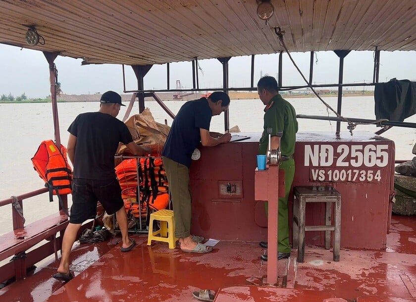 Tại Ninh Bình, UBND tỉnh chỉ đạo tạm dừng hoạt động các tuyến đò ngang, đò dọc từ 17h ngày 21/7