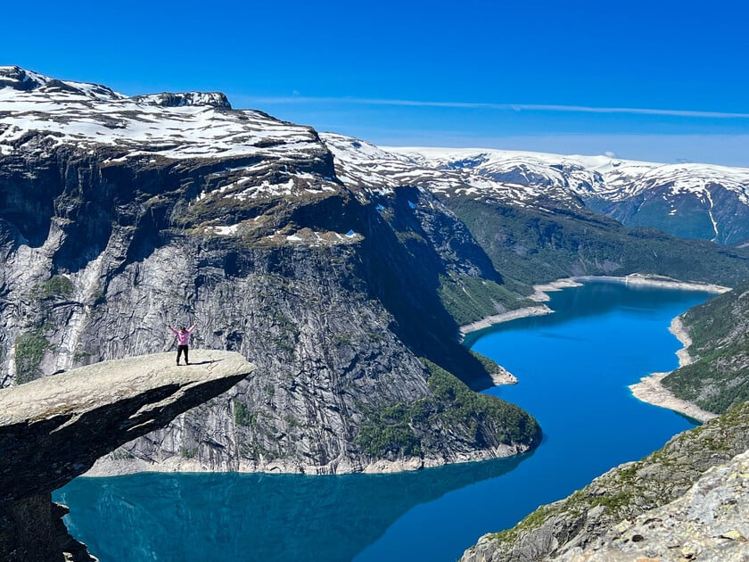 Trolltunga có hình dạng như chiếc lưỡi lơ lửng giữa không trung