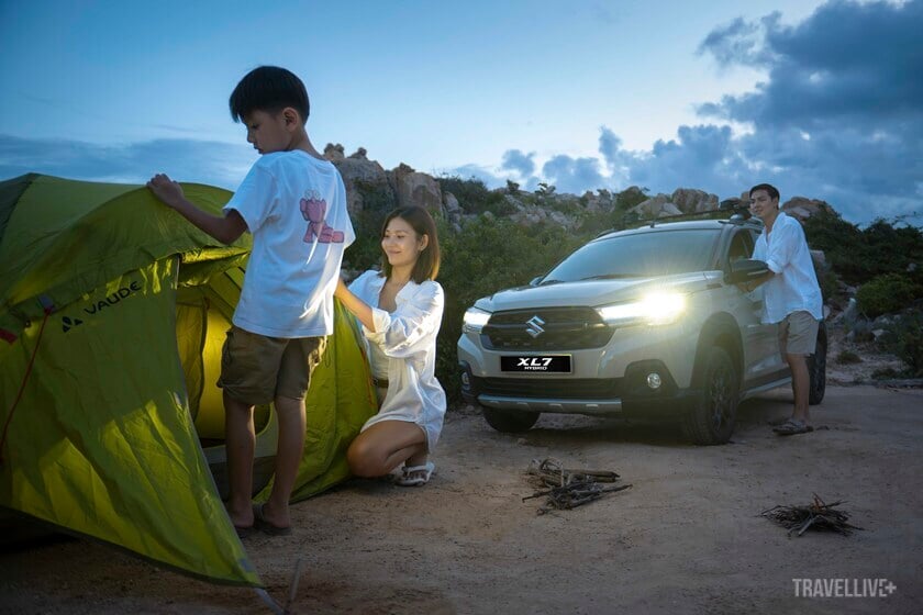 Cả gia đình cùng nhau cắm trại sau một ngày tận hưởng