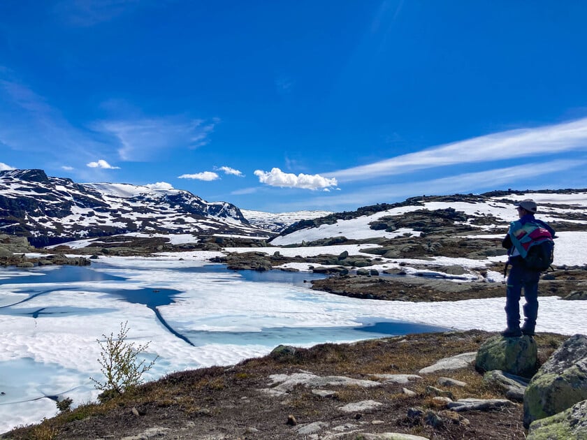 Cảnh sắc trên đường trekking chuyển từ màu xanh của những bụi cây thấp sang màu trắng của tuyết đến màu xanh biếc của nước và trời