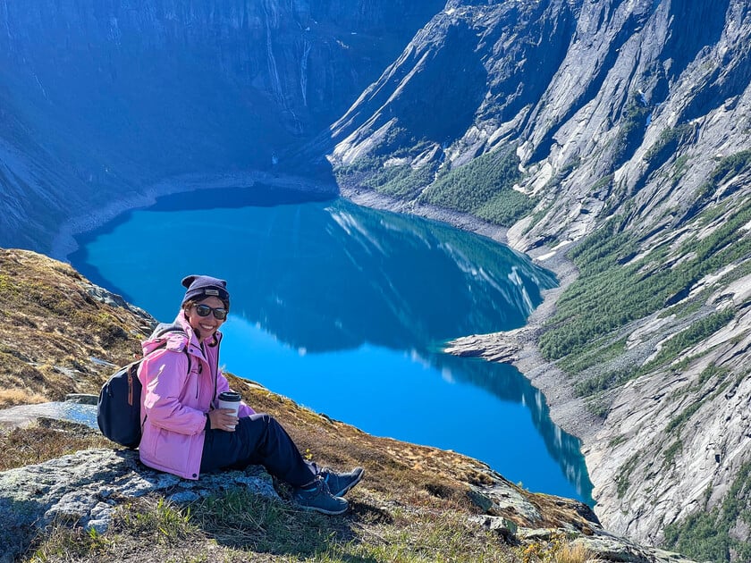 Ngồi trên Lưỡi Quỷ Trolltunga ngắm hồ Ringedalsvatnet