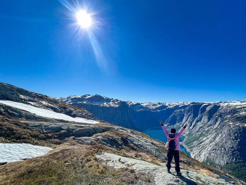 Khung cảnh ngoạn mục khi đứng trên Trolltunga là phần thưởng xứng đáng cho nỗ lực trên quãng đường trekking hơn 10 tiếng đồng hồ